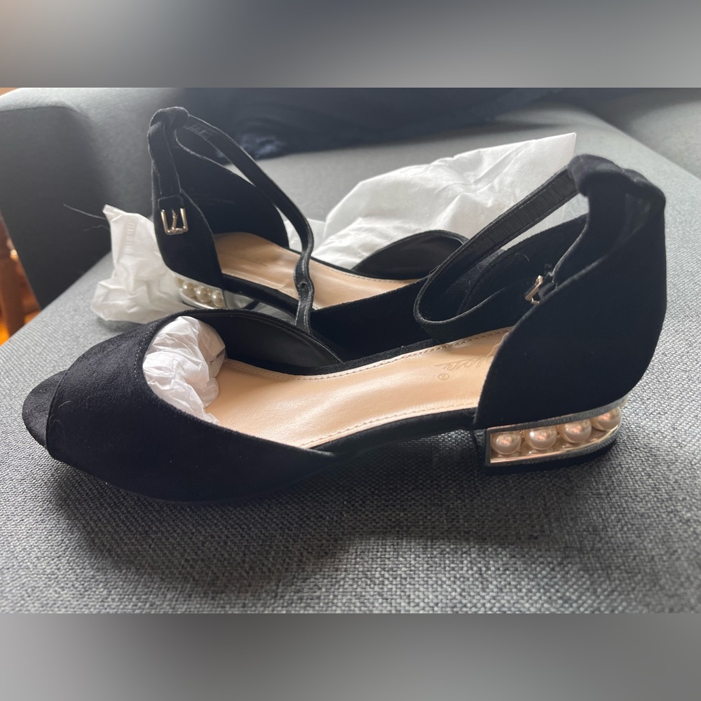 NWOT Alina Black Sandals with low Heels and Pearl Embellishments